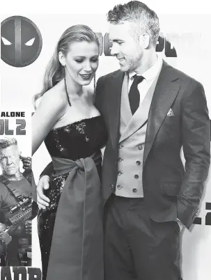  ?? — Gambar AFP ?? JUARA BAHARU CARTA: Ryan Reynolds (kanan) dan isterinya, aktres Blake Lively bergambar bersama di acara permaidani merah semasa tayangan istimewa untuk filem ‘Deadpool 2’ yang diadakan di AMC Loews Lincoln Square di New York City pada 14 Mei lepas.