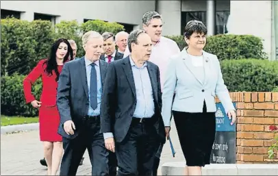  ?? STRINGER / REUTERS ?? La llave. Arlene Foster, líder del partido unionista del Ulster (DUP), cuyos diez escaños va a necesitar Theresa May para formar gobierno, ayer en Belfast junto a sus diputados