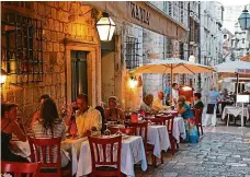  ??  ?? Covid ceny nezvýšil Restaurace v Rovinji (nahoře) i v Dubrovníku nabízejí pokrmy za podobné ceny jako loni. 2 x foto: Shuttersto­ck, Profimedia