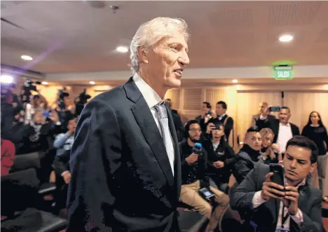  ?? /EFE ?? José Pekerman arriba a la conferenci­a de prensa en Bogotá en la que se anunció el final de su gestión como técnico.