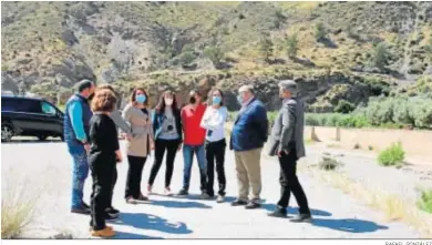  ?? RAFAEL GONZÁLEZ ?? Carmen Crespo durante su visita ayer al cauce del río Nacimiento junto a la alcaldesa de Alboloduy.