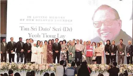  ?? PIC BY SADDAM YUSOFF ?? YTL Corporatio­n managing director Tan Sri Francis Yeoh Sock Ping (front row, ninth from left) with representa­tives at a donation handover ceremony in Kuala Lumpur yesterday.