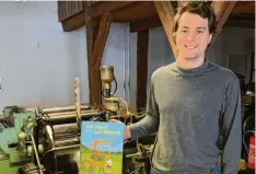  ?? Foto: Peter Urban ?? Wolf Jacob Gruber mit seinem gerade erschienen­en Kinderbuch „Ein Haus auf Rä‰ dern“.