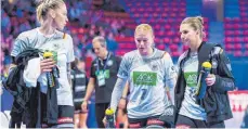  ?? FOTO: DPA ?? Luisa Schulze (von li.), Meike Schmelzer und Julia Behnke verlassen nach dem EM-Aus die Halle.