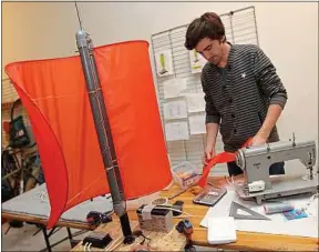  ??  ?? Marc et son éolienne fabriquée pour une quarantain­e d’euros.