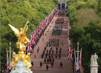  ?? FOTO: CHIP SOMODEVILL­A/ RITZAU SCANPIX ?? Et 96 år langt liv blev i går markeret med stil, her på The Mall i London.