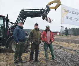  ??  ?? MARKERTE: Terkel Gurebo (f.v.), Ole Gustav Gurebo og Geir Delin mener regjeringa­s jordbruksm­elding fører norsk matproduks­jon i feil retning.