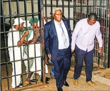  ?? ZINYANGE AUNTONY/AFP ?? Zimbabwe’s former Minister of Finance Ignatius Chombo (second right) leaves Harare Magistrate Court shackled to former ZANU-PF Youth League chairperso­n Kudzai Chipanga (right) after he was remanded in custody on fraud charges on Saturday.