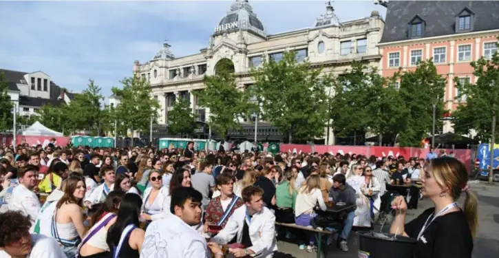  ?? FOTO'S JAN VAN DER PERRE ?? 1.200 feestende studenten op de Groenplaat­s, wat was dat lang geleden.