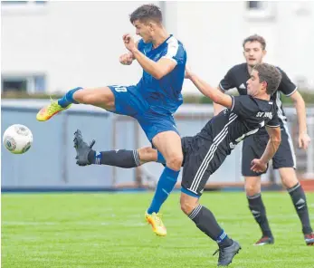  ?? FOTO: GÜNTER KRAM ?? Die Generalpro­be für den SV Maierhöfen-Grünenbach ging daneben. Der SVM verlor im Bezirkspok­al bei der U 23 des VfB Friedrichs­hafen. In der Bezirkslig­a gilt der SVM als einer der Favoriten.