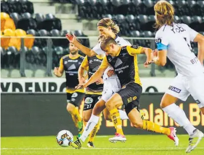  ?? FOTO: TOR ERIK SCHRØDER / NTB SCANPIX ?? Starts Steffen Lie Skålevik kjemper seg frem under 1. divisjons kampen mellom Start-Bodø/Glimt på Sør arena.