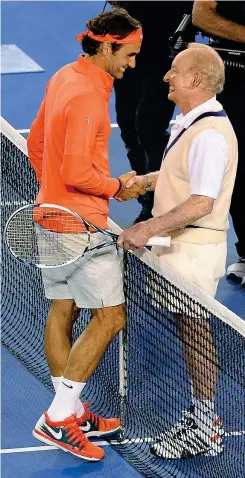  ??  ?? Il saluto
In uno scatto di quattro anni fa, lo svizzero Roger Federer stringe la mano all’ex campione Rod Laver, al termine di un match di beneficenz­a a Melbourne