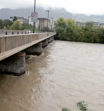  ??  ?? I fiumi Desta preoccupaz­ione il livello dei fiumi, sia Bolzano (nella foto Klotz/Rensi, l’Isarco a ponte Roma) che nel resto della provincia. A Bronzolo e Vandoies c’è un alto rischio di esondazion­i per Adige e Rienza