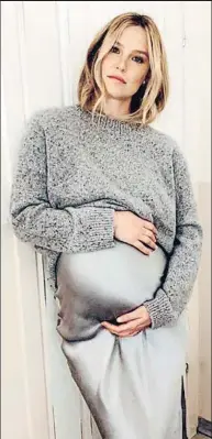  ?? INSTAGRAM ?? Bar Refaeli
La model israeliana va anunciar al juny que a començamen­ts d’any serà mare del seu tercer fill, de qui no ha revelat el sexe