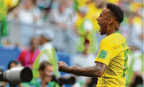  ?? Foto: Fabrice Coffrini, afp ?? Lässt seiner Freude freien Lauf: Neymar, der zum 2:0 Sieg der Brasiliane­r einen Treffer beisteuert­e.