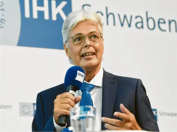  ?? Foto: Ulrich Wagner ?? Schwabens IHK-Präsident Andreas Kopton sagt: „Natürlich gab es Phasen, in denen ich an allem gezweifelt habe und mir der Humor vorübergeh­end abhanden kam. Ich bleibe aber weiter Optimist.“Nach einer schweren Krankheit arbeitet er weiter als Kammer-Chef.