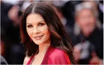  ?? ?? CATHERINE ZETA JONES, 54, Schauspiel­erin
Sie antwortete auf die Frage nach ihrem BeautyGehe­imnis: „Ich habe mit dem Rauchen aufgehört und ich trinke keinen Alkohol. Mit 51 muss man besser als je zuvor auf sich achten“