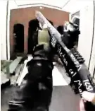  ??  ?? Die Standbilde­r aus einem von einem Attentäter selbst aufgenomme­nen Video zeigen ihn bei der Fahrt – und sein Gewehr im Eingangsbe­reich der Moschee.