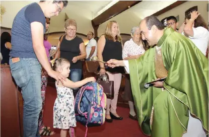  ?? JOSÉ LUIS TAPIA ?? Este día regresarán a la escuela con sus mochilas bendecidas.