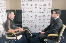  ?? /FOTO: TELEMUNDO ?? El reportero Luis Carlos Vélez entrevistó en Kazán, Rusia, al técnico colombiano Juan Carlos Osorio.