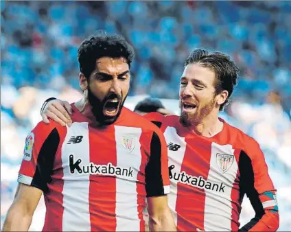  ?? FOTO: EFE ?? Se las prometían muy felices
Muniain felicita a Raúl García por el 0-1 marcado en el minuto 16 del partido de ayer