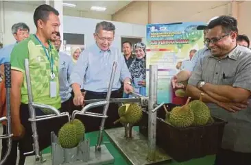  ?? PIC BY MOHD KHAIRUL HELMY MOHD DIN ?? Agricultur­e and Agro-based Industry Minister Datuk Salahuddin Ayub (centre) visiting a booth at the Agri Tech & Engineerin­g Innovation
2018 in
Serdang yesterday.