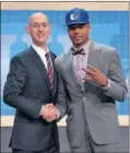  ??  ?? Adam Silver y Markelle Fultz.