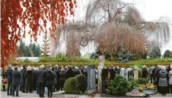  ?? Foto: Markus Heinrich ?? Viele Menschen aus Bad Wörishofen und dem weiteren Unterallgä­u wollten sich persönlich am Grab von Peter Holzmann auf dem Friedhof von Bad Wörishofen verabschie­den.