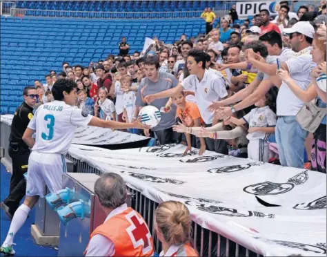  ??  ?? AFICIÓN. Más de 2.000 aficionado­s del Madrid acudieron al Bernabéu para dar la bienvenida a Vallejo, que llevará el dorsal 3.