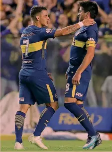  ??  ?? Cristian Pavon (sin.), 22 anni, abbraccia Pablo Perez, 33, del Boca