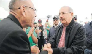  ?? PRESIDENCI­A ?? Encuentro. El presidente Danilo Medina se reunió con la Asociación de Productore­s de Tocino y Longaniza, así como unas 40 mujeres que preparan y venden bizcochos en la comunidad de Santana.