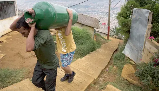  ?? FOTO DONALDO ZULUAGA ?? Más de 240 mil hogares de Colombia, especialme­nte de estratos 1 y 2, utilizan el gas propano para generar energía combustibl­e en sus viviendas. Ante la escasez, les toca salir a rebuscar las pipetas por toda la ciudad, como ocurre en Medellín.