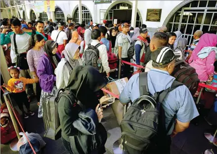  ?? IMAM HUSEIN/JAWA POS ?? MODA ANDALAN: Antrean penumpang KA jarak jauh di Stasiun Senen, Jakarta, Rabu (15/3). Untuk Lebaran nanti, pemudik bisa membeli tiket mulai besok.