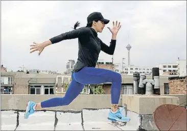  ?? ATTA KENARE / AFP ?? La atleta iraní Maryam Toosi se entrena en la azotea de su casa en Teherán