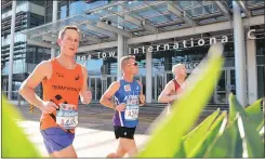  ?? Picture: COURTNEY AFRICA/ANA PICTURES ?? CITY CENTRE: Competitor­s run past the Cape Town Internatio­nal Convention Centre yesterday.