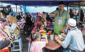  ?? ?? Meet and greet: Mohd Johari meeting the people during a walkabout at the Kuala rompin weekend market. — bernama