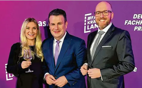  ?? Foto: Ess Kempfle ?? Minister Hubertus Heil (Mitte) gratuliert Larissa Bartsch (links) und Johannes August (rechts) von ESS Kempfle zum guten Abschneide­n beim Fachkräfte­preis 2024.