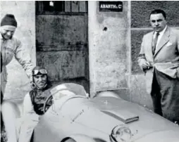  ?? // ABC ?? EL PRIMER ABARTH DE LA HISTORIA
Tazio Nuvolari, al volante del Abarth 204 A de 1949, junto a Carlo Abarth (derecha). Ese modelo tenía 83 CV