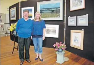  ?? 06_a34artex01 ?? Jimmy Simpson and Alison Litster beside ‘Golden Tide’, one of Alison’s paintings that sold on Monday.