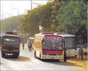  ?? BACHCHAN KUMAR ?? Although the Sion-Panvel highway has several bus stops, drivers hardly use them.