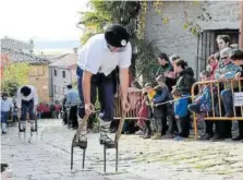  ?? Foto: E. Pujol ?? Subida al Cerco de Artajona en layas.