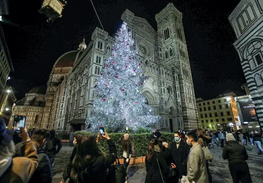  ??  ?? Da sapere Il grande abete in piazza Duomo a Firenze subito dopo l’accensione. È stato donato dalla Val di Fassa. «Abbiamo voluto legare il Natale al tema della luce — ha detto il sindaco Nardella — e per questo non abbiamo voluto rinunciare ad accendere luminarie e alberi di Natale» (Masini/Sestini)