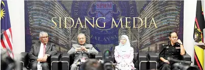  ?? GambarBern­ama ?? DR Mahathir (dua kiri) ketika sidang media selepas hadir pada majlis Perutusan Khas sempena Program Taklimat Governans, Integriti dan Antirasuah di ibu pejabat Suruhanjay­a Pencegahan Rasuah Malaysia (SPRM) pada Selasa. Turut sama Timbalan Perdana...