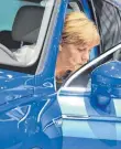  ?? FOTO: DPA ?? Angela Merkel auf der IAA 2015: Vorabend der Krise.