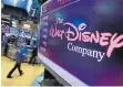  ?? FOTO: DPA ?? Das Walt-Disney-Logo in der New Yorker Börse. Der Unterhaltu­ngskonzern will stärker im Streamingm­arkt mitmischen.