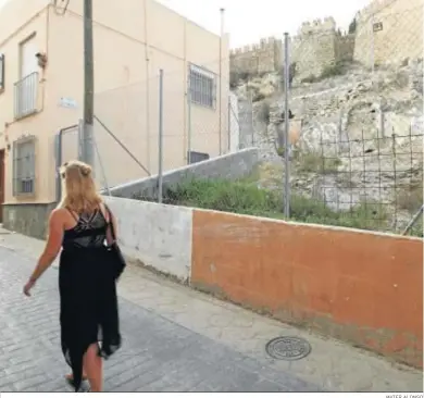  ?? JAVIER ALONSO ?? Una mujer pasea en el entorno de los restos de la calla Almanzor (Almería).