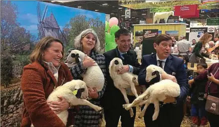  ??  ?? La députée Valérie Rabault (à g.), Olivier Faure, secrétaire du PS (au milieu) et le sénateur Patrick Kanner.