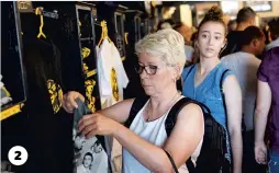  ?? PHOTOS AFP ?? 1. Plusieurs musées relatent la carrière de la vedette internatio­nale. 2. De nombreux visiteurs ramèneront un souvenir de leur idole, offert dans plusieurs boutiques.