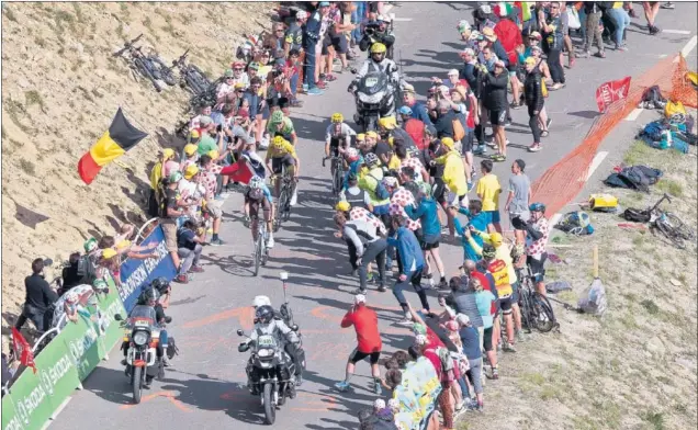 ??  ?? ATAQUES EN LAS ALTURAS. Romain Bardet intenta irse de Chris Froome y Rigoberto Urán en las rampas del coloso Izoard, la última meta en alto del Tour.