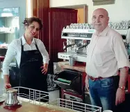  ??  ?? Pino, storico barista del Curtatone insieme all’«erede« Irina